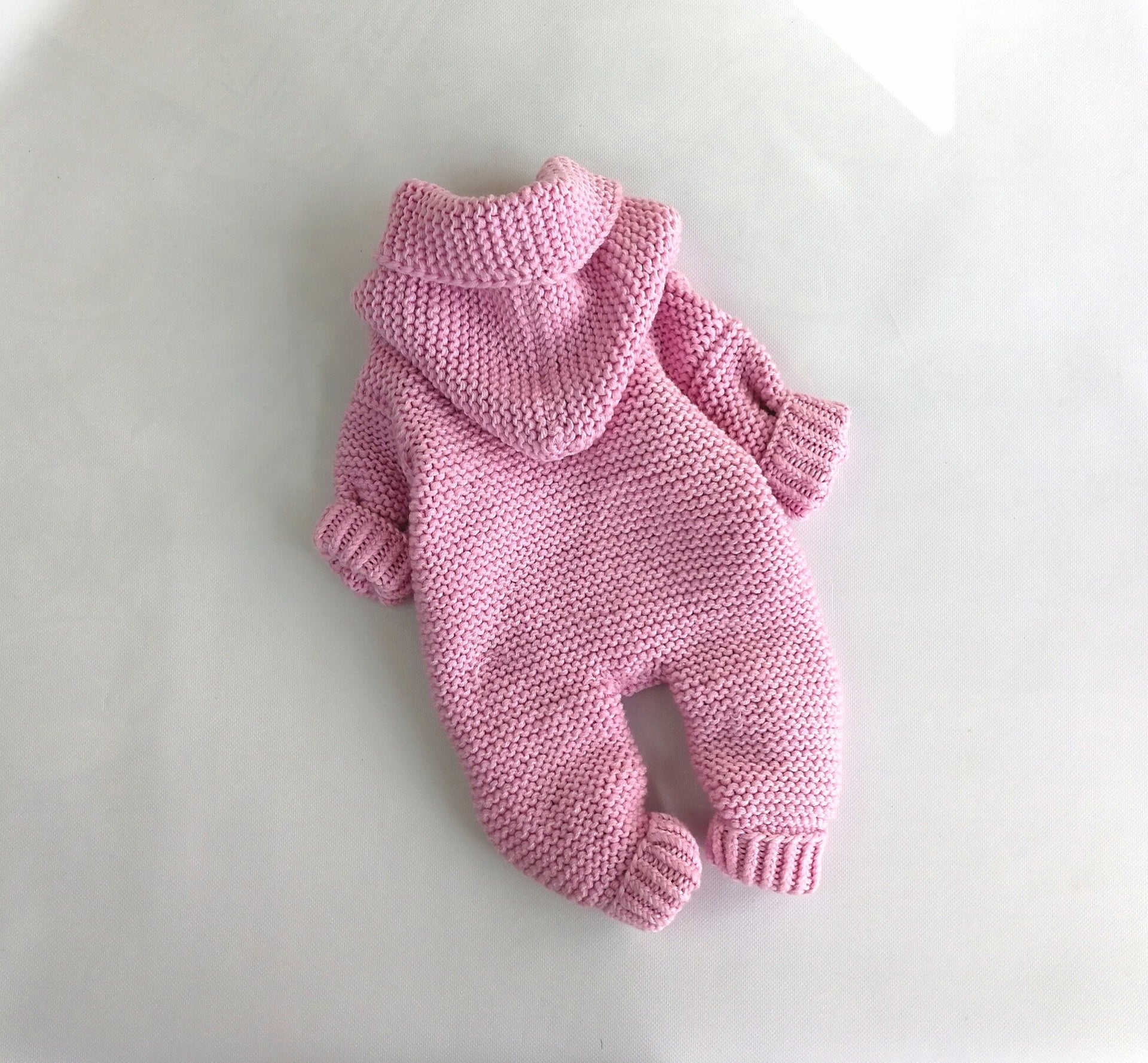 Handgefertigtes Baby-Strampler- und Booties-Set für Mädchen