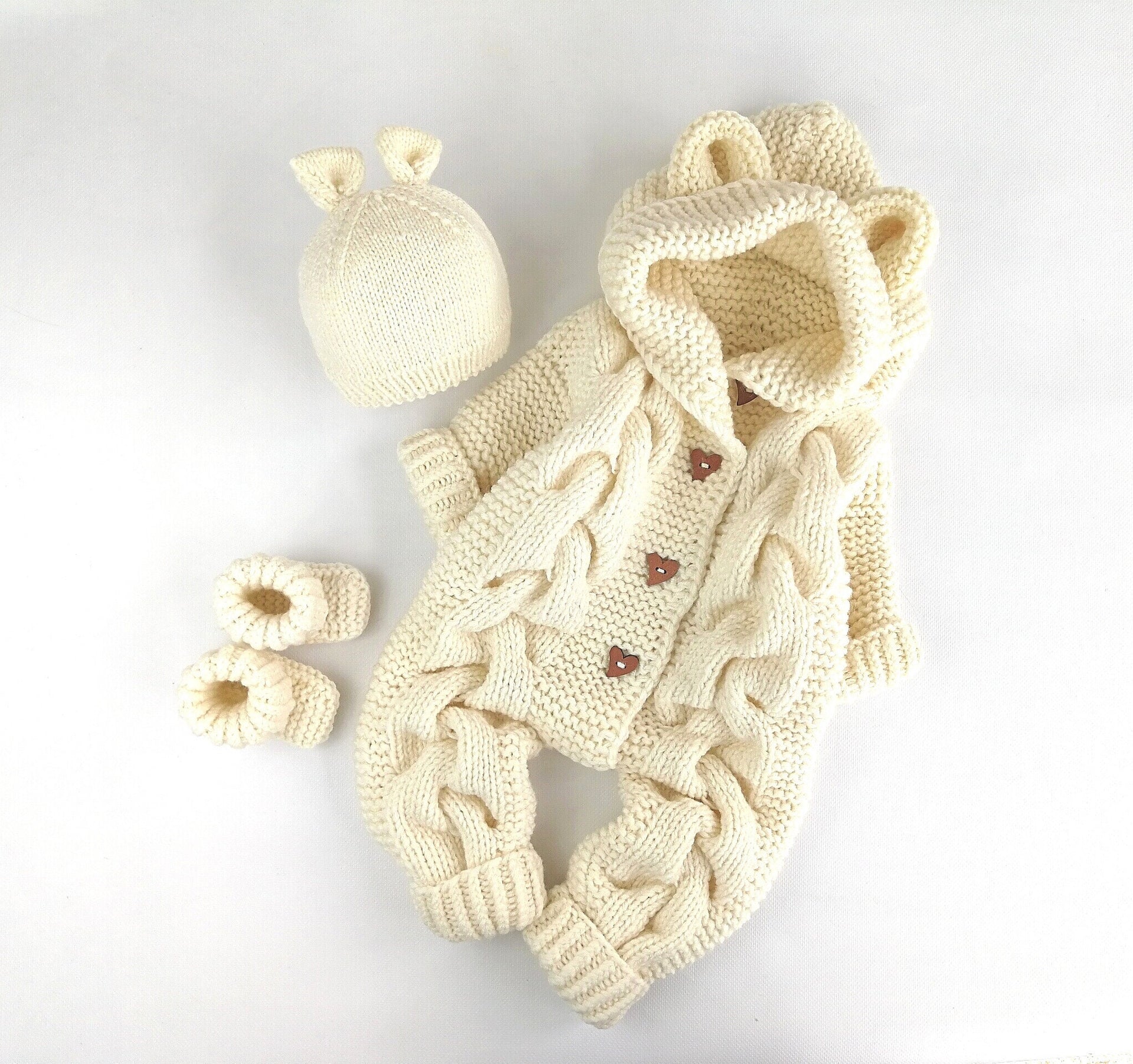 Handgestrickter Baby-Strampler mit Kapuze und Ohren